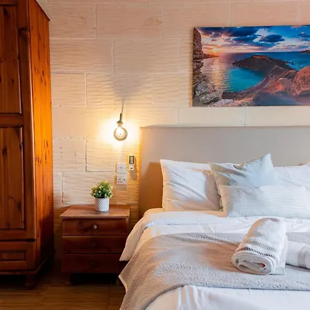 Savona Sleeps 7 With Private Pool Xagħra