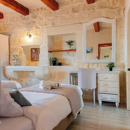 Savona Sleeps 7 With Private Pool Xagħra